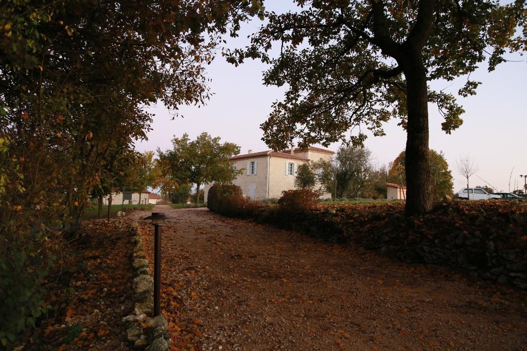 Chambres D'Hotes Domaine De Nazere Avezan Exterior foto