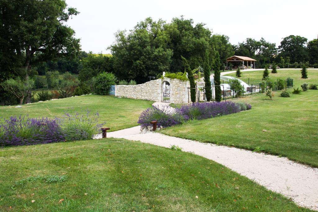 Chambres D'Hotes Domaine De Nazere Avezan Exterior foto