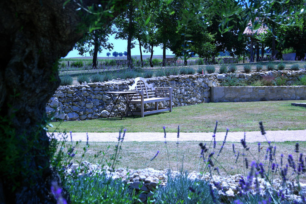 Chambres D'Hotes Domaine De Nazere Avezan Exterior foto